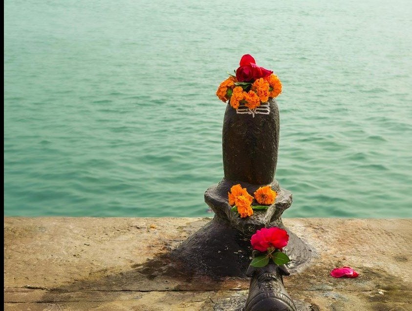 A Shivling adorned with flowers by the Ganga in Varanasi